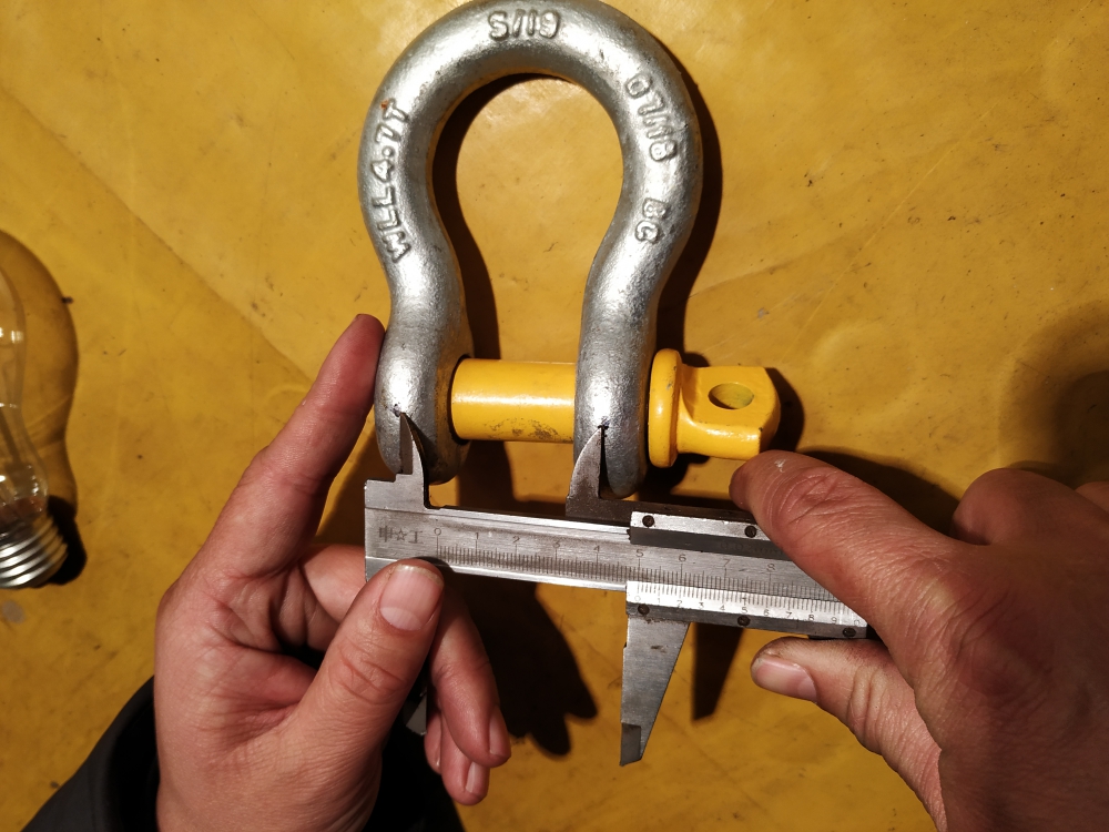 Dee Anchor Shackle for Industrial with Yellow Screw Pin in Grade S